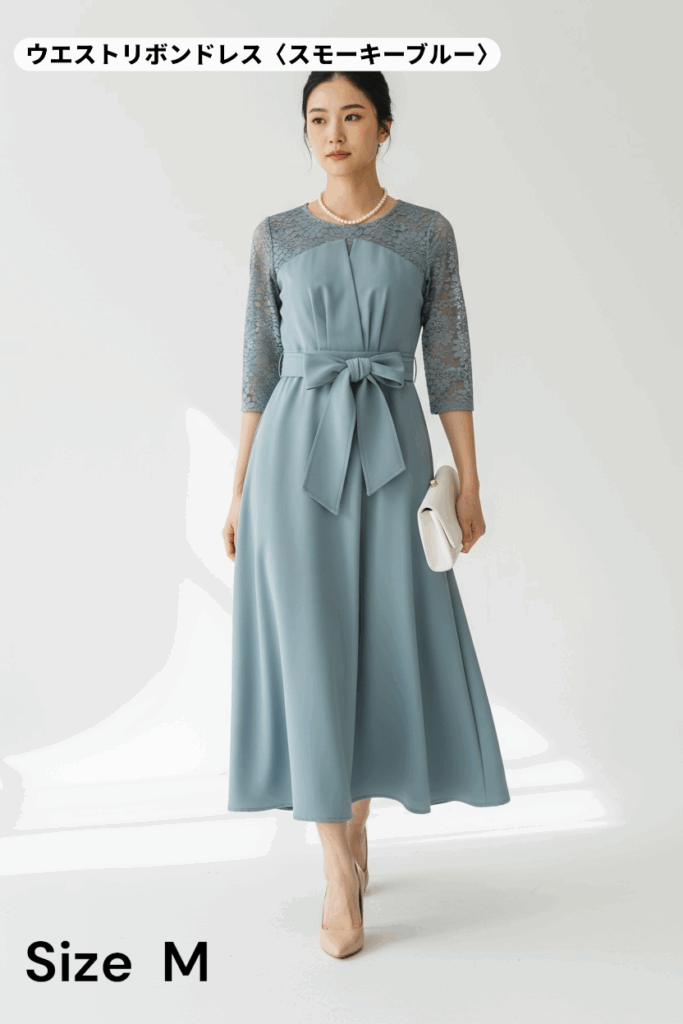 仙台のドレスレンタル&Closetのウエストリボンドレス(スモーキーブルー)。上品なレース袖とリボンが華やかで、結婚式やお呼ばれにぴったりのフォーマルドレス。